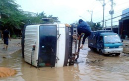 Đường bị cày nát, xe tải cũng không thoát "ổ voi"