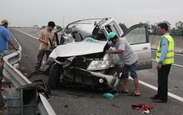 Xe nổ vỏ trên đường cao tốc, một hành khách chết tại chỗ