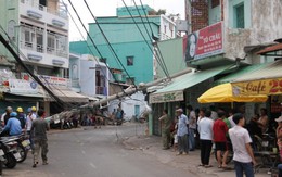 Cả xóm thót tim vì trụ điện đột nhiên đổ vào nhà dân