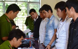 Bắt 5 thanh niên chém người, đánh luôn công an