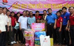 Thăm, tặng quà chiến sĩ tình nguyện tại Lào