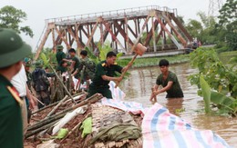 Hà Nội huy động quân, dân đắp đê chống ngập