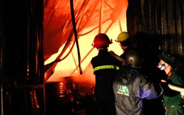 Cháy rụi hai kho sơn rộng hàng trăm mét