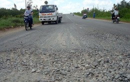Đường đá lởm chởm, gây tai nạn