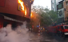 Tây - ta chen nhau xem cháy ở khu phố Tây