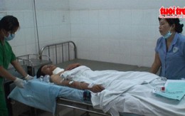 Video clip: cứa cổ phụ huynh trước cổng trường