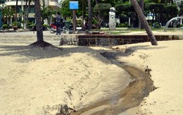 Nước cống trào ngược, chảy thẳng ra bãi tắm Nha Trang