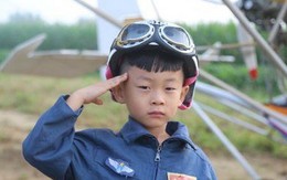 Cậu bé cởi trần chạy giữa trời tuyết tự lái máy bay