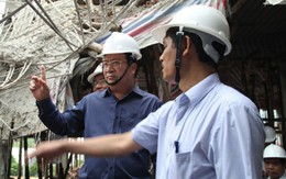 Bộ trưởng leo thang gỗ kiểm tra vụ sập trần nhà 5 tầng