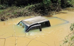 Lũ cuốn ôtô, một người chết.