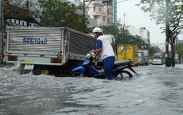 Ngày thứ ba mưa lớn, dân Sài Gòn lại vật lộn với nước ngập