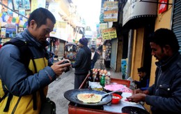 Ăn chapati trên đường phố Thamel