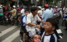 Phụ huynh gây ùn tắc: lỗi bên nào phạt bên đó!