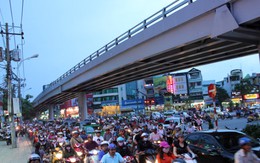 Kẹt xe quanh khu vực cầu vượt bằng thép