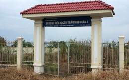 Trường học chỉ có cổng và hàng rào