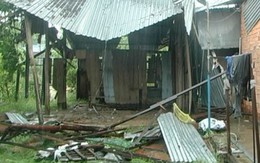 Mưa lốc làm 15 căn nhà bị sập và tốc mái