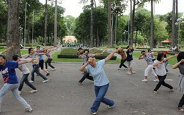Khoan khoái với dụng cụ tập luyện ở công viên