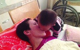 Bé 2 tuổi nhai cơm giúp mẹ tật nguyền