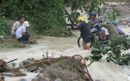 Lũ đánh sập cầu, người dân liều mình lội suối