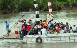 Nguy hiểm học sinh đi đò không mặc áo phao