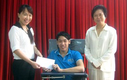 Trao học bổng cho sinh viên khuyết tật