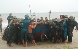 Hải quân giúp dân đưa tàu thuyền "trốn" bão