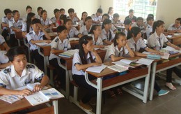 Học sinh cấp II ngồi bàn ghế cấp I