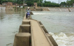 Chạy xe trên bờ tràn xả lũ