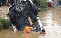 Tìm thấy xe và thi thể phó giám đốc bị lũ cuốn