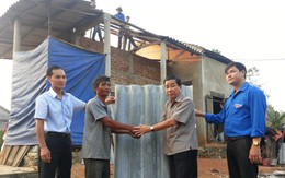 Giúp dân vùng bão lợp lại mái nhà