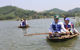 Học sinh chèo thuyền vượt hồ đến trường