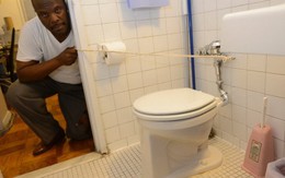Khâu 30 mũi do bồn cầu phát nổ khi xả nước