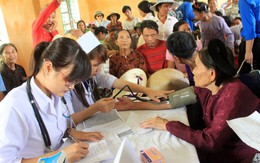 Khám bệnh cho người dân vùng lũ