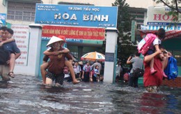 Học chung với nước ngập, bùn lầy