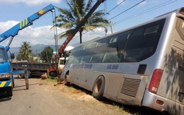 Lật nghiêng xe chở 38 khách