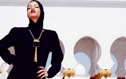 Rihanna bị đuổi khỏi Nhà thờ hồi giáo vì chụp hình gợi cảm