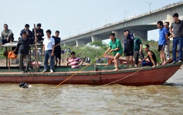 Chùm ảnh thợ lặn chuyên nghiệp tìm kiếm thi thể chị Huyền