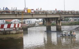 Sà lan đụng nứt dầm cầu Bà Sáu