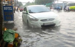 TP.HCM: mưa lớn gây ngập nặng, kẹt xe khu trung tâm quận 1, 3