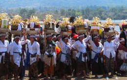 Lạ lùng Ngaben bên hồ xanh Batur