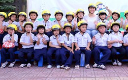 Tặng thêm gần 4.000 mũ bảo hiểm cho học sinh VN