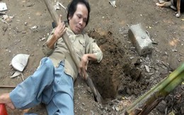 Người đàn ông đi bằng... lưng