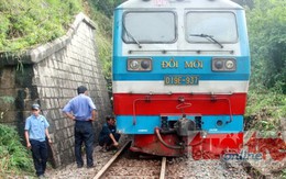 Tông vào đá lăn từ sườn núi, tàu Thống Nhất trật bánh