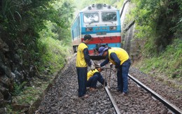 Thông tuyến đường sắt qua Đèo Cả sau 7 giờ ách tắc