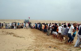 Hàng trăm bộ đội và dân "hò dô" kéo tàu cá bị nạn
