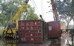 Sụp "ổ voi", xe container lật giữa đường