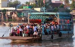 Lo phà cũ không an toàn