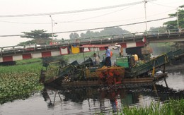 Thay sức người khai thoáng kênh mương