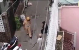 Phản đối hình ảnh quỳ lạy cảnh sát giao thông vì phạm lỗi