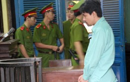 Nhận án chung thân, bị cáo đập đầu vào cánh cửa